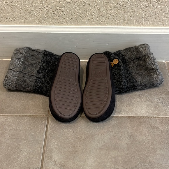 MUK LUKS. Small 5/6 Slippers - Picture 2 of 4